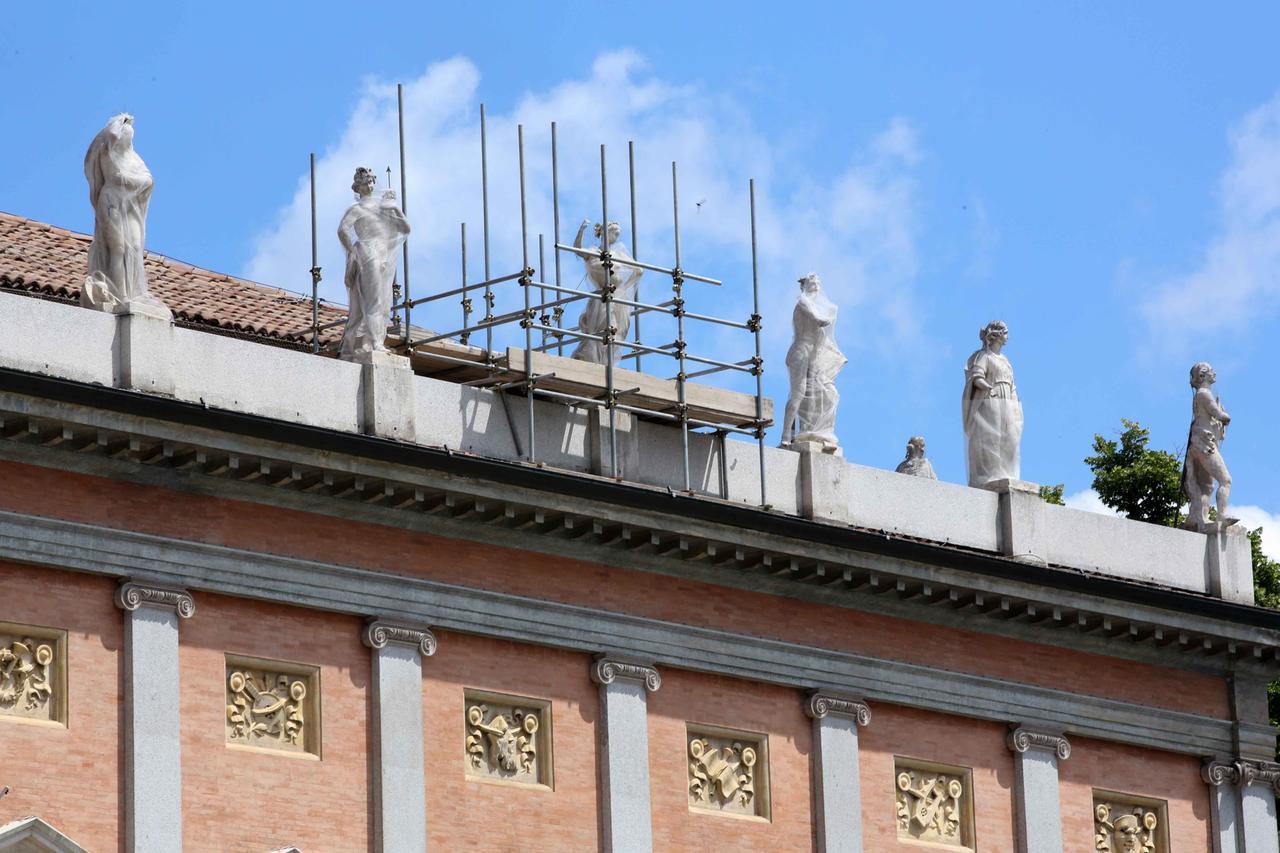 Teatro Valli, presentato il progetto di restauro per cinque statue