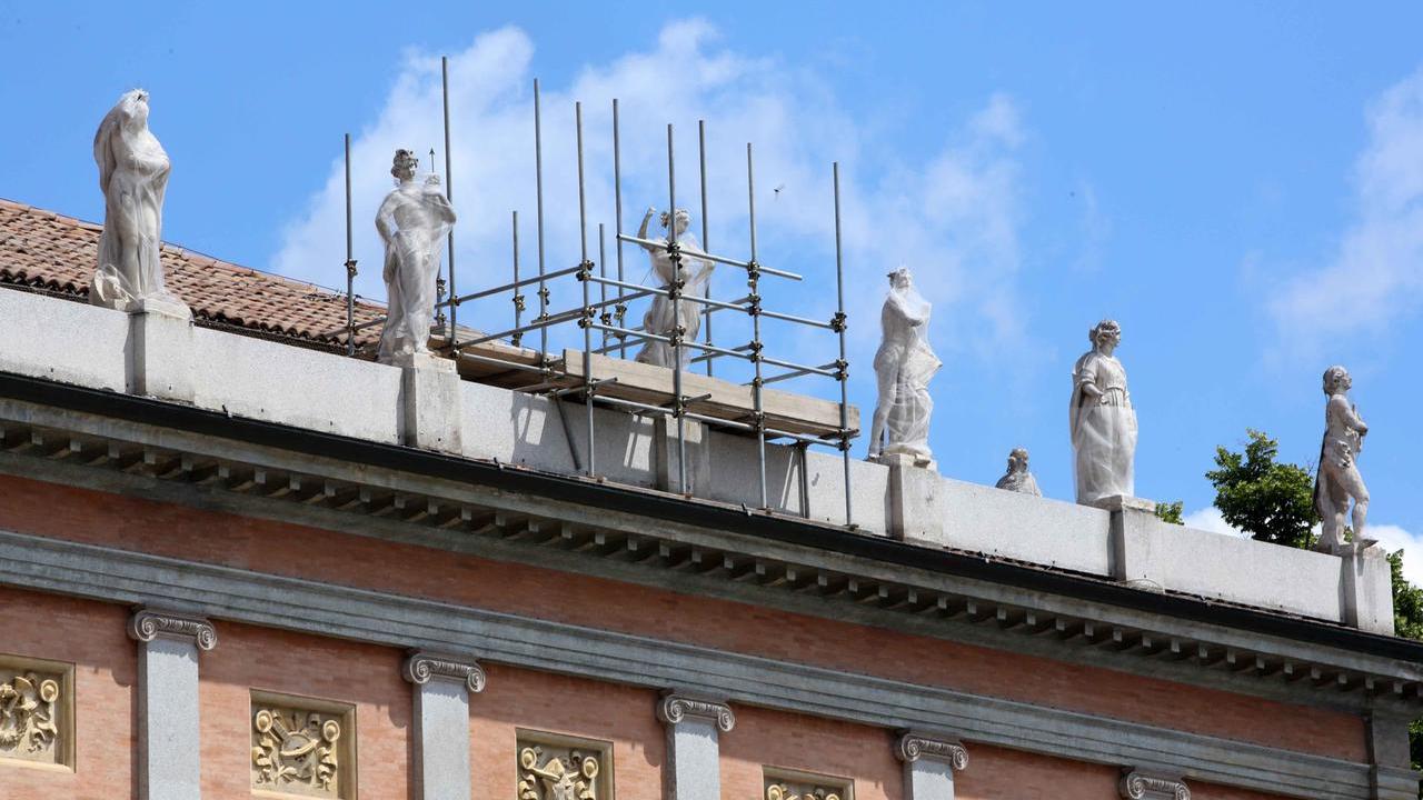 Teatro Valli, presentato il progetto di restauro per cinque statue