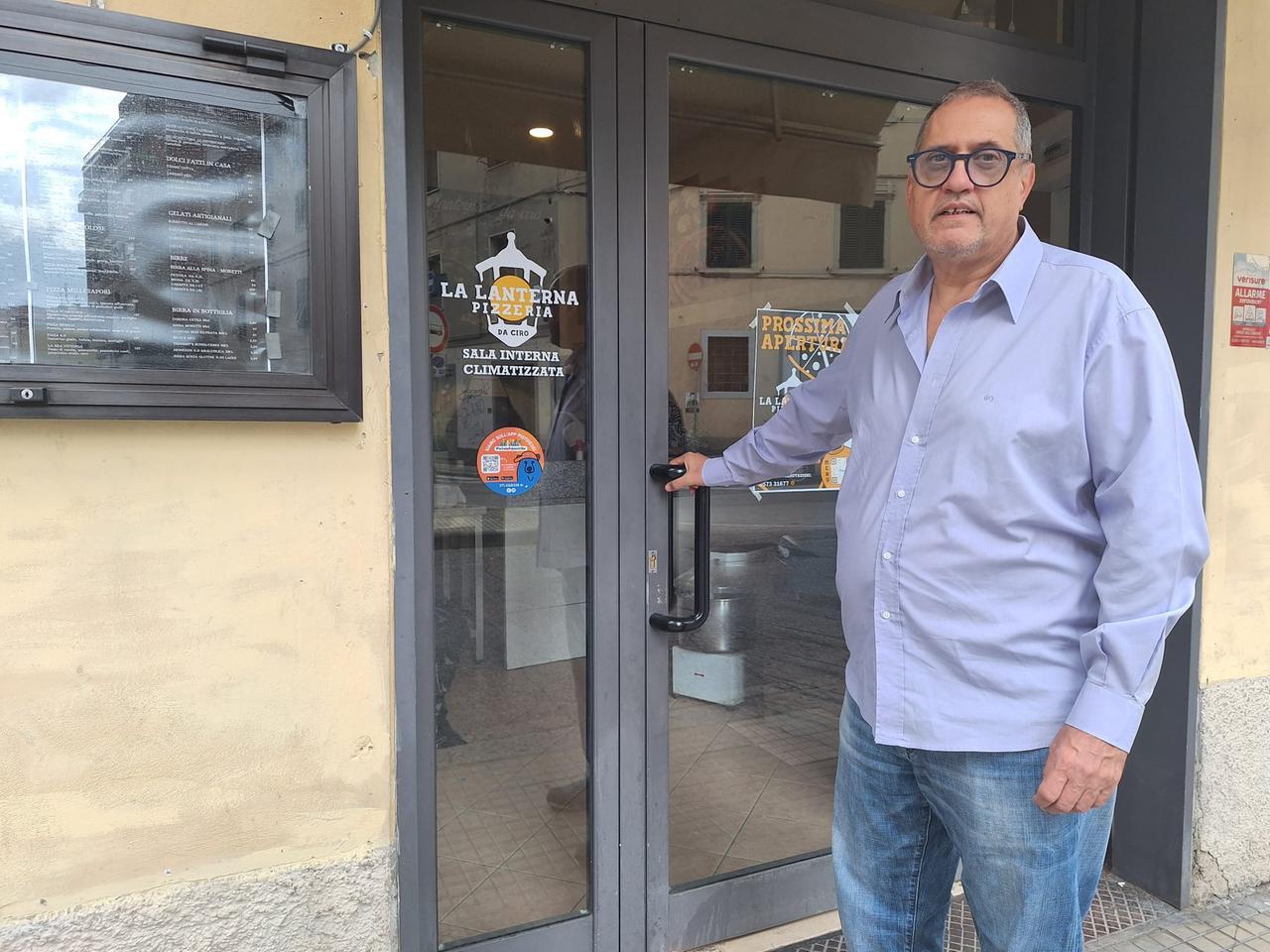 
	Carlos Alberto Martinez davanti all'ingresso della Lanterna

