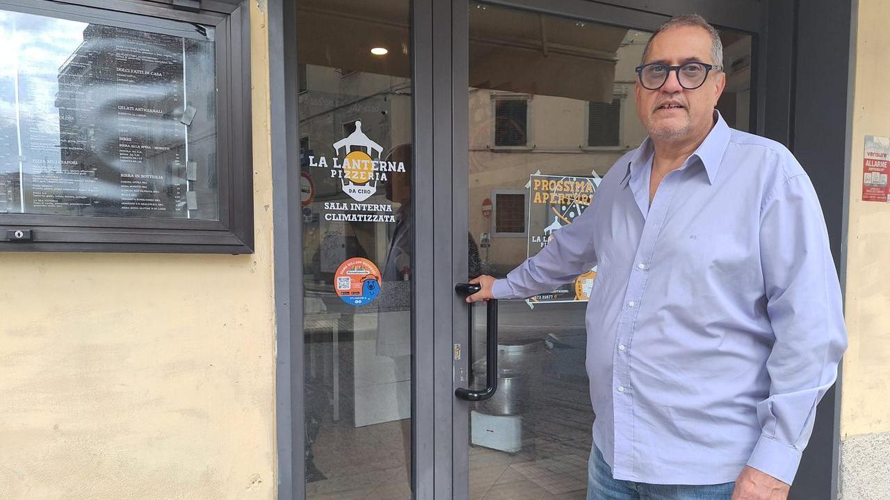 Carlos Alberto Martinez davanti all'ingresso della Lanterna