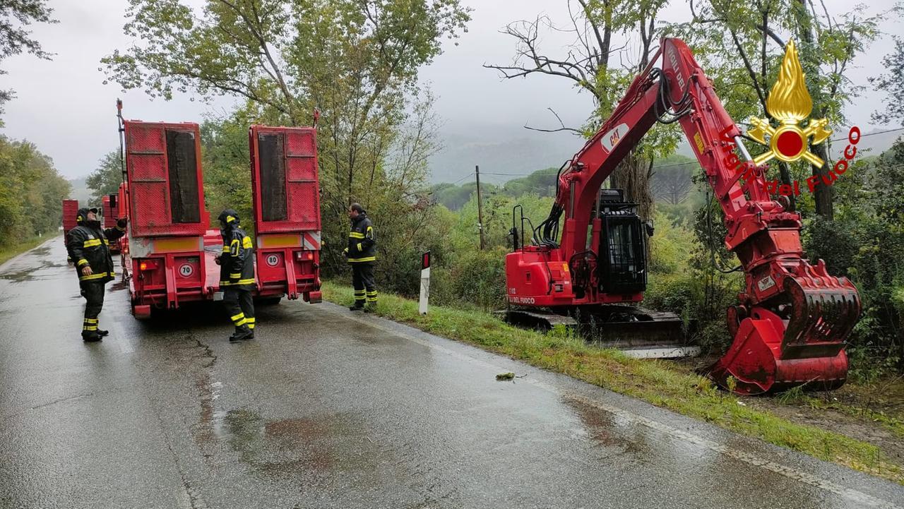 Precipita con l’auto per 50 metri: salvata e portata “a braccia” su un sentiero allestito dai boscaioli