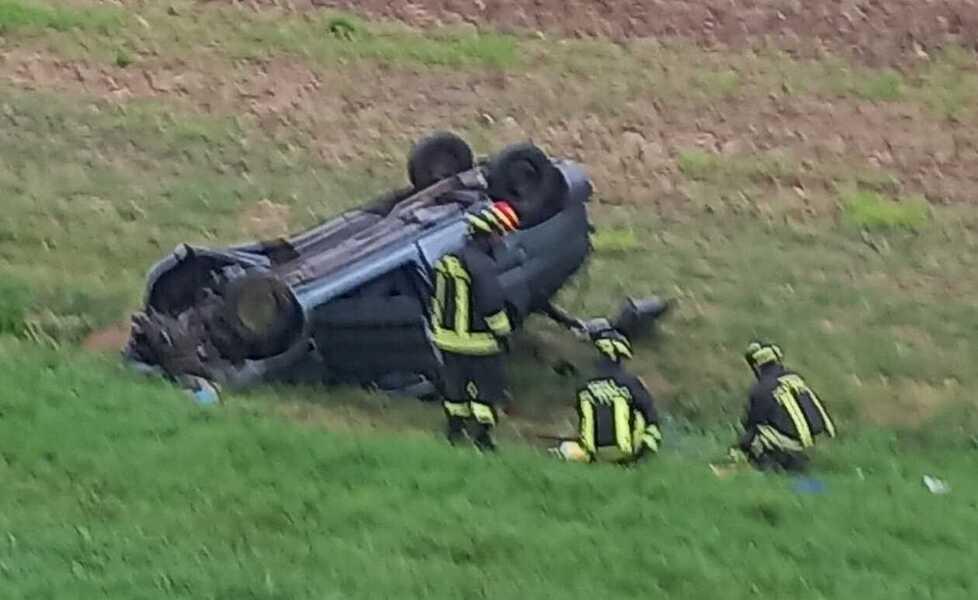 Auto si ribalta giù dall’argine: 74enne resta incastrato con un braccio