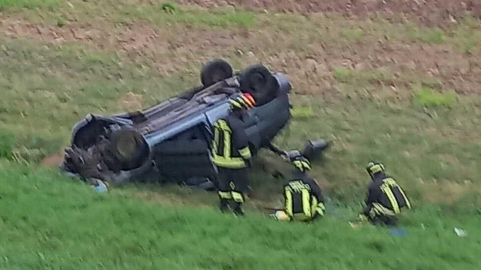 Auto si ribalta giù dall’argine: 74enne resta incastrato con un braccio
