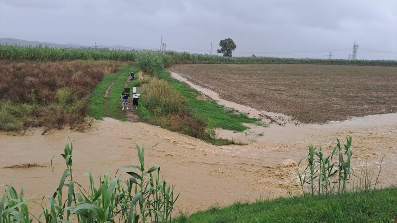 I due ragazzini bloccati dopo il cedimento del primo argine del Cornia