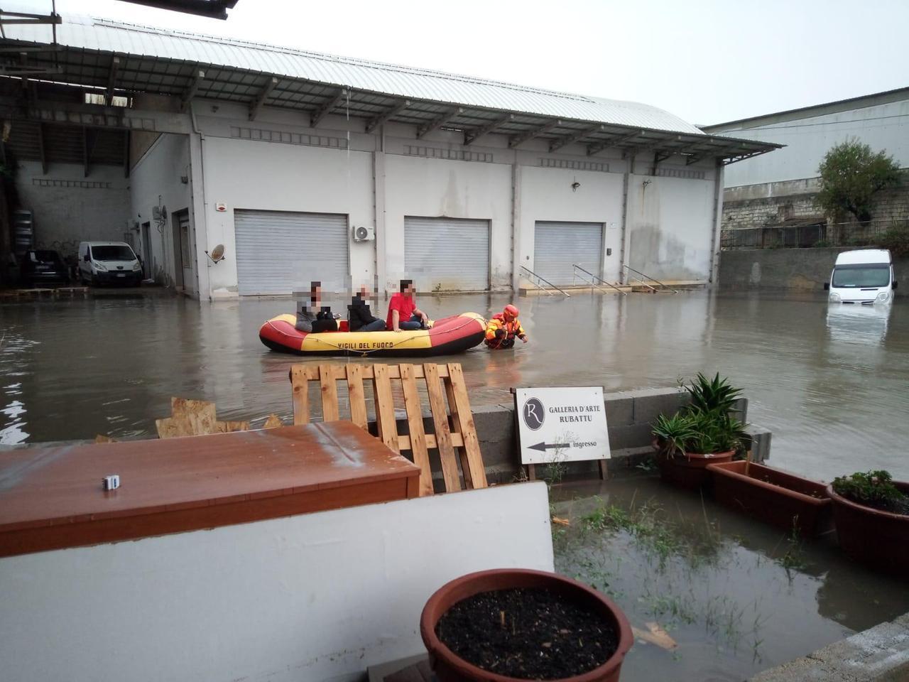 Nubifragio a Sassari, evacuazioni con i gommoni da parte dei vigili del fuoco