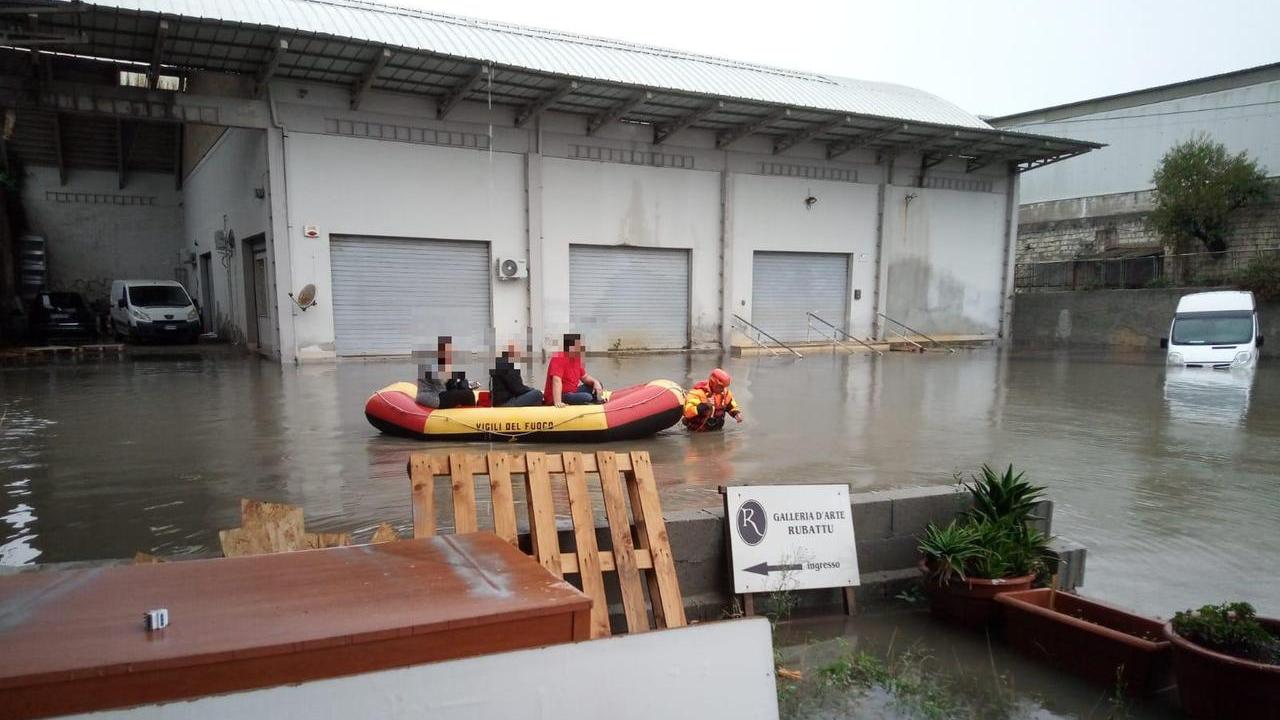 Nubifragio a Sassari, evacuazioni con i gommoni da parte dei vigili del fuoco