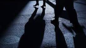 Mette la ruspa davanti alla finestra per spiare l’ex moglie in camera