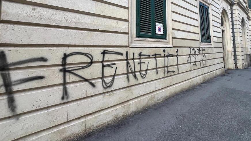 Lo sfregio al palazzo