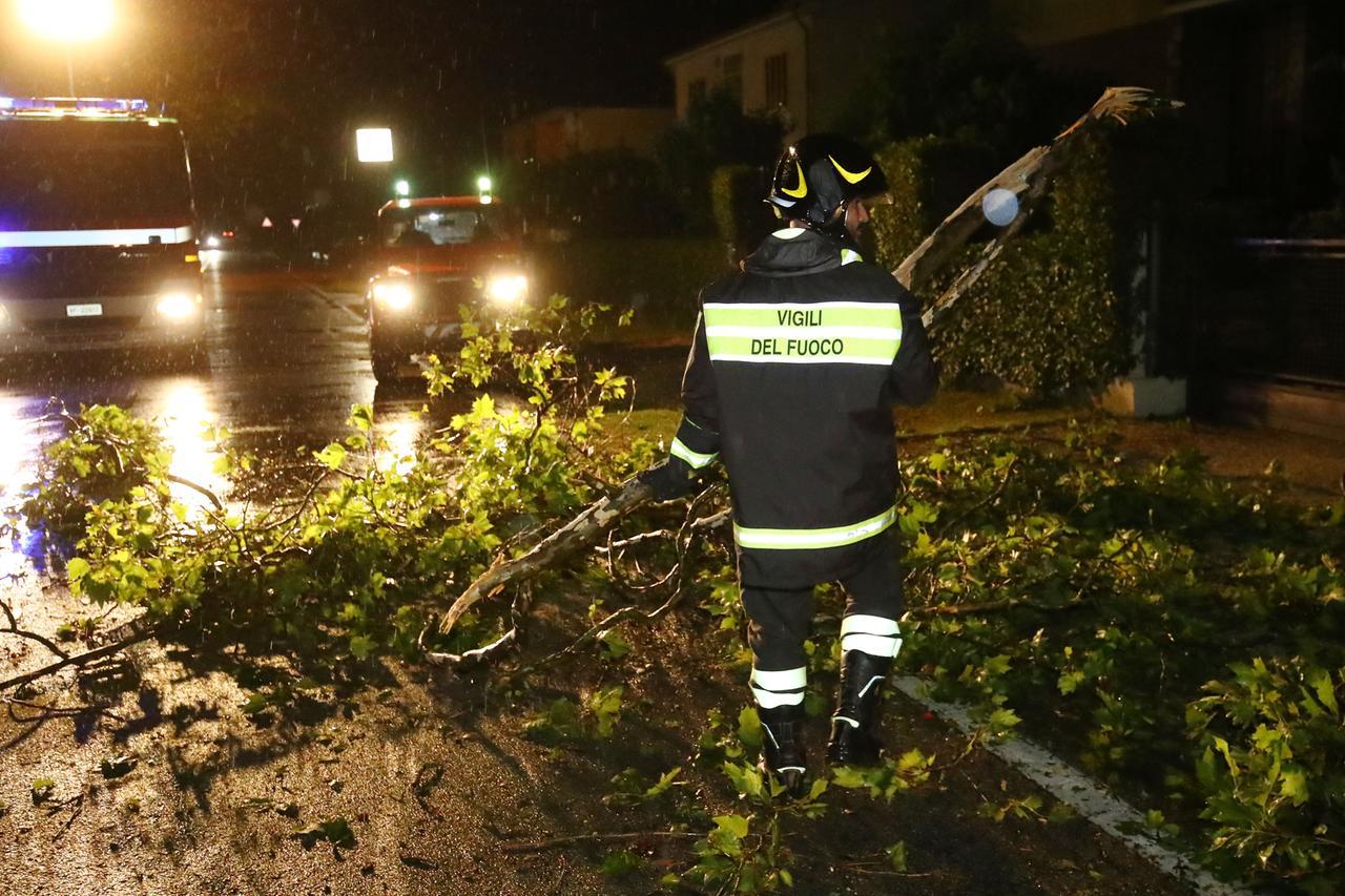 Maltempo, vigili del fuoco al lavoro a Ferrara