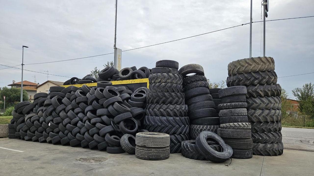 Cambio gomme in arrivo, emergenza smaltimento vecchi pneumatici a Ferrara