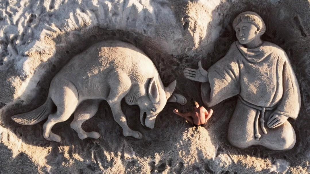 San Francesco e il lupo di Gubbio scolpiti nella spiaggia di Platamona