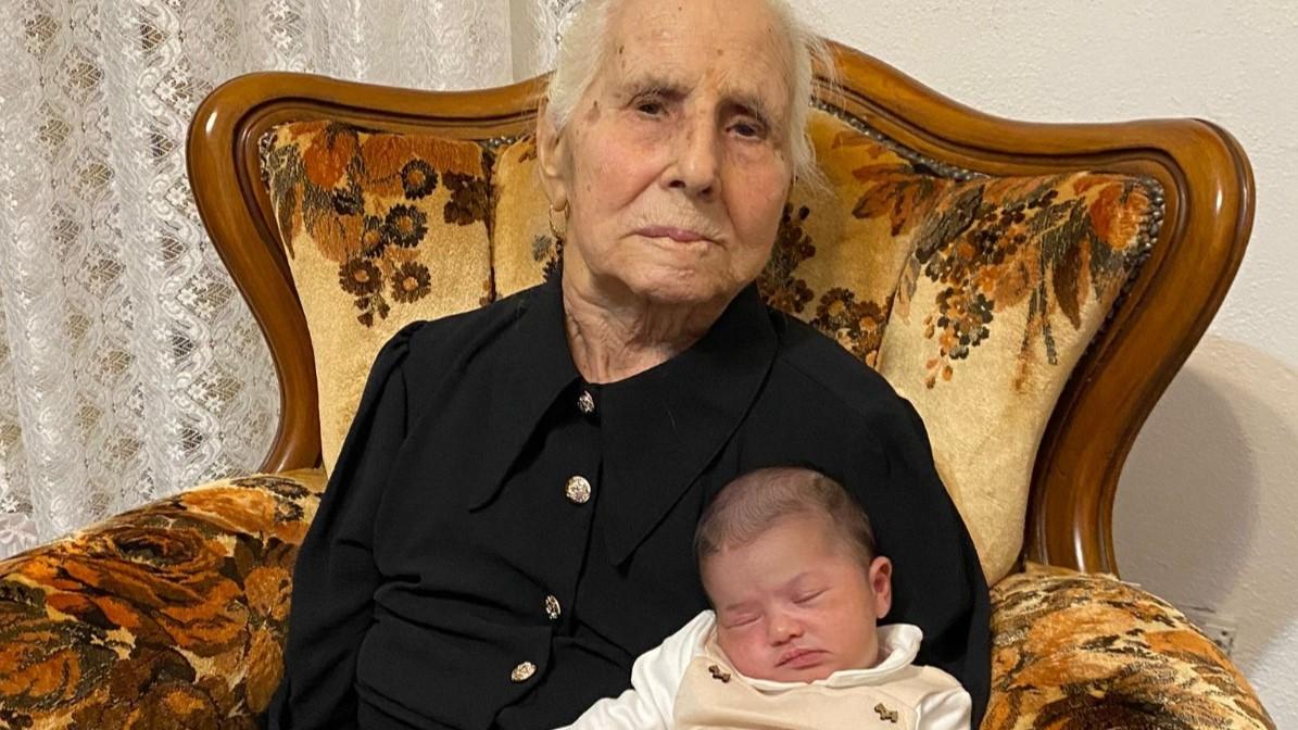 Con la piccola Aurora Sanna e la trisavola Elena cinque generazioni in festa a Lodè