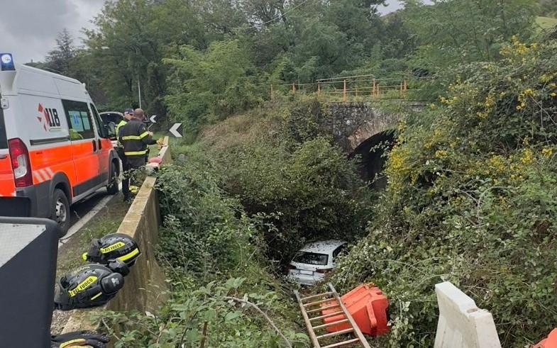 Pauroso incidente sulla Fondovalle: va fuori strada e precipita con l’auto nel torrente