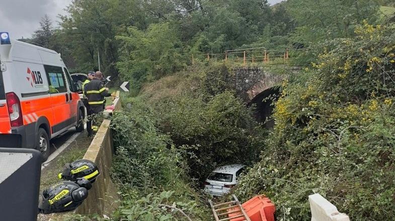 Pauroso incidente sulla Fondovalle: va fuori strada e precipita con l’auto nel torrente
