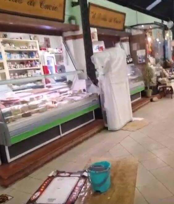 
	La pioggia non concede tregua pure ai banchi a ridosso dell'ingresso&nbsp;al mercato da via del Teatro

