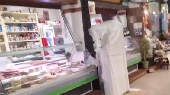 La pioggia non concede tregua pure ai banchi a ridosso dell'ingresso al mercato da via del Teatro