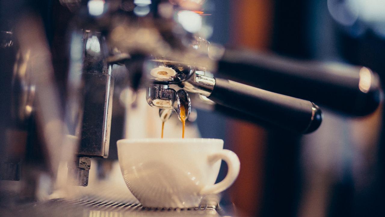 Caffè al bar sempre più "amaro", in tre anni in Toscana è aumentato del 15%