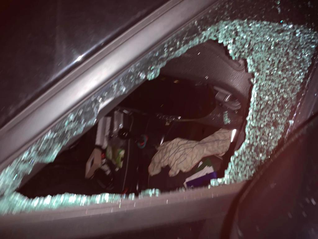 Un finestrino rotto di un'auto