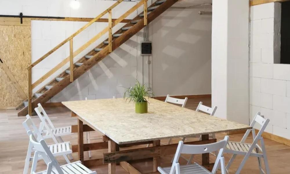 «Ripartiamo insieme». Il grido di aiuto di Chiara Cunzolo e la raccolta fondi dopo il furto allo Spazio Coworking di Livorno