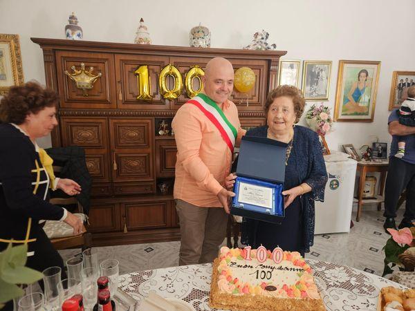Albina Buiaroni ha compiuto 100 anni, Valledoria è in festa