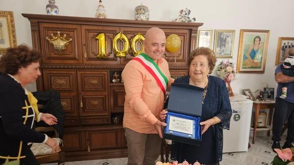Albina Buiaroni ha compiuto 100 anni, Valledoria è in festa