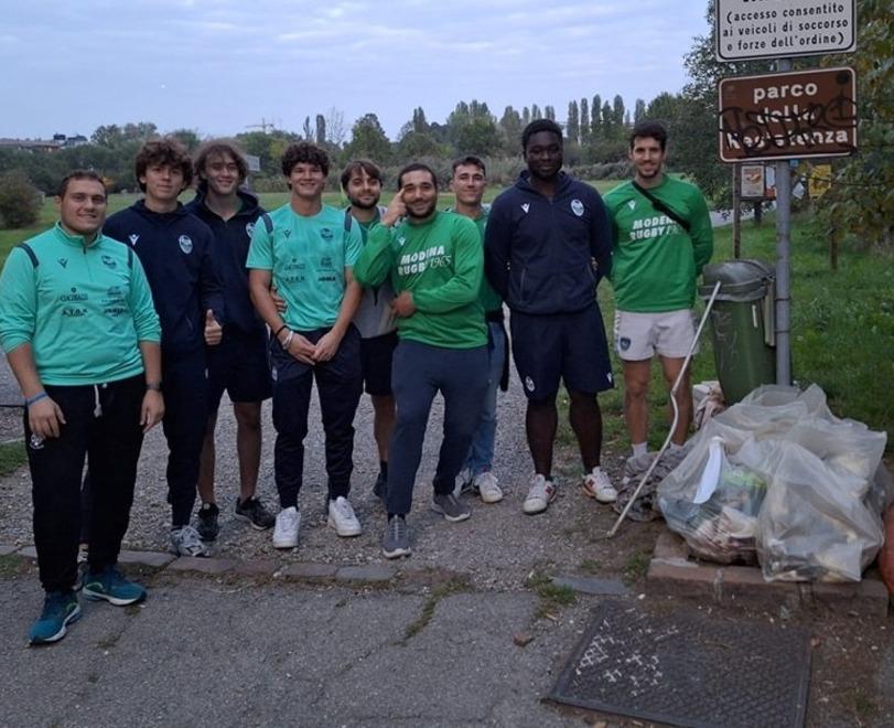 I giocatori di Modena Rugby “placcano” i rifiuti del parco della Resistenza