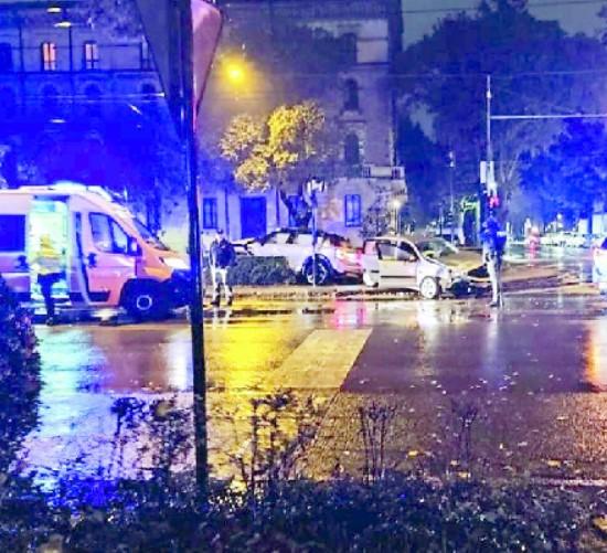 Incidente in Largo Garibaldi a Modena: le auto finiscono nell'aiuola della fontana