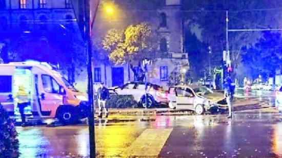 Incidente in Largo Garibaldi a Modena: le auto finiscono nell'aiuola della fontana