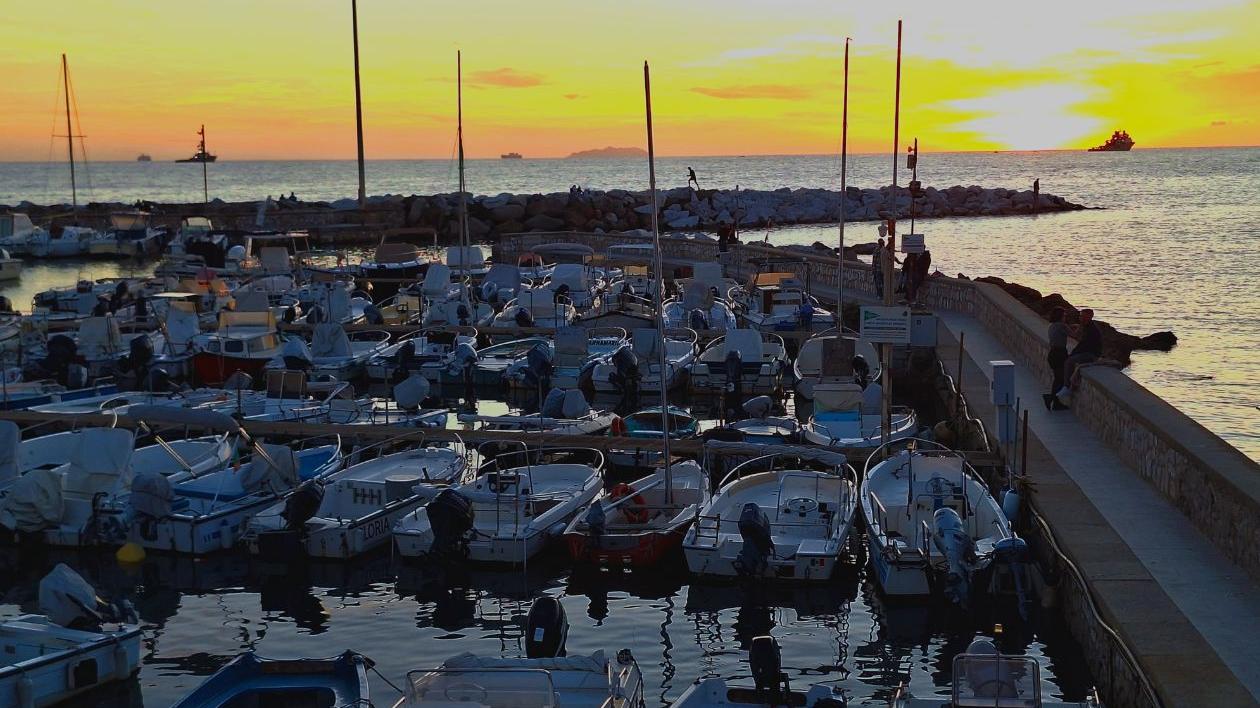 «Livorno e i suoi tramonti: non mi bastate mai». La dichiarazione d’amore di Antonella alla bellezza labronica. Buon sabato