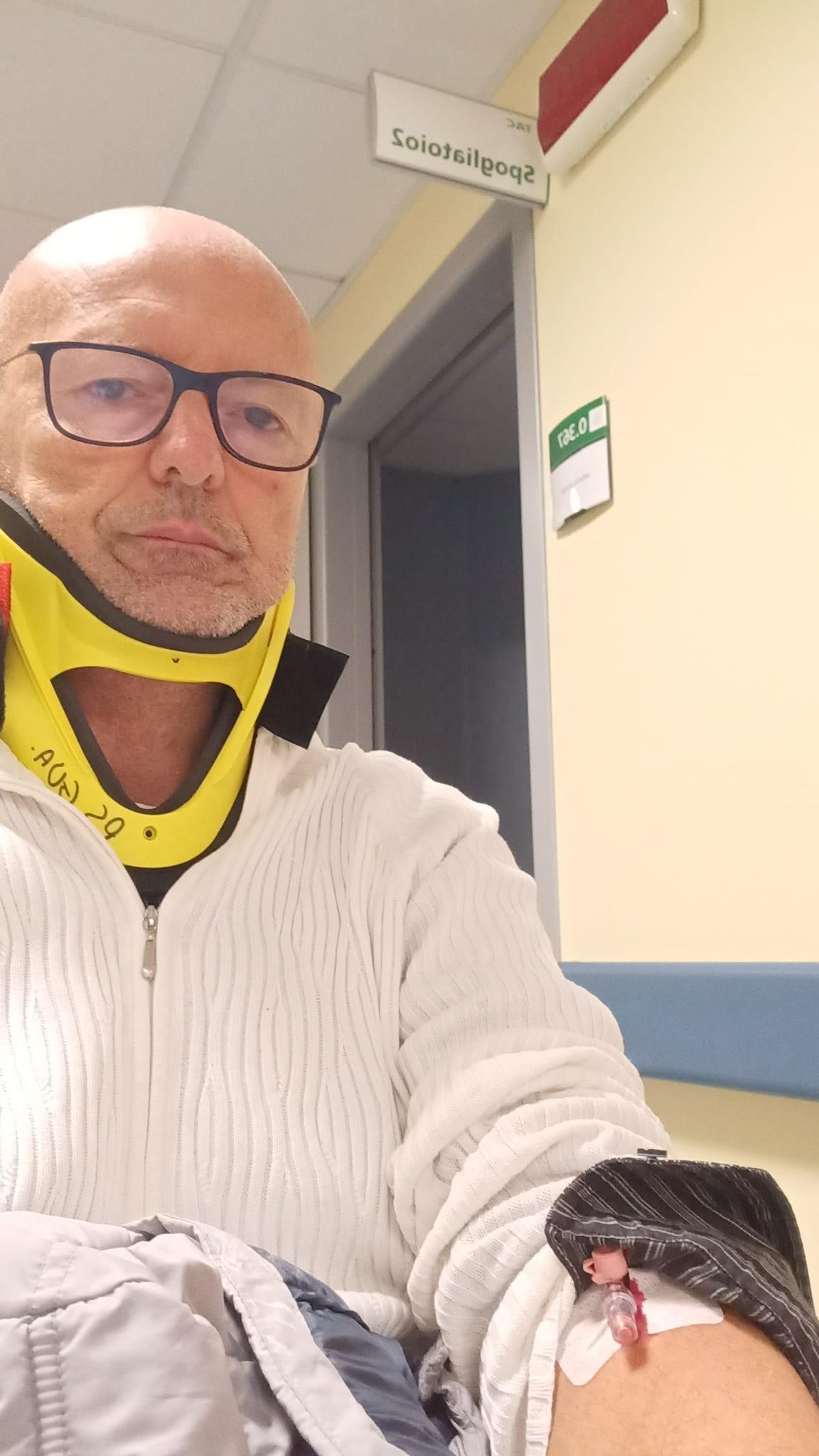 Va in ospedale a Guastalla per prenotare un visita e gli crolla un pannello addosso