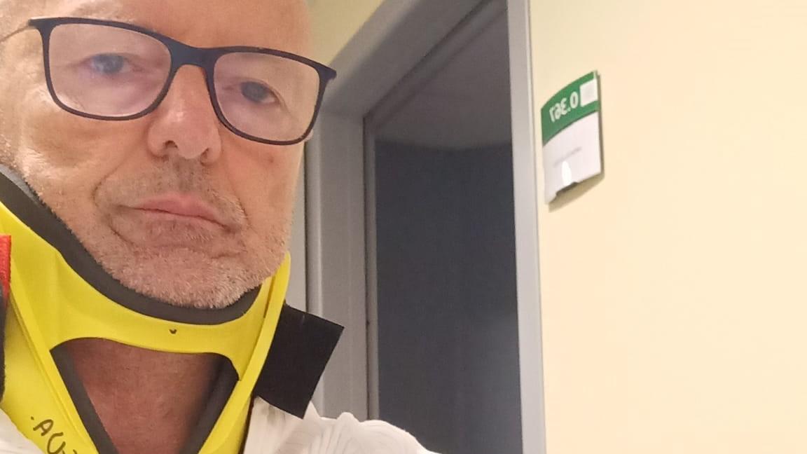 Va in ospedale a Guastalla per prenotare un visita e gli crolla un pannello addosso