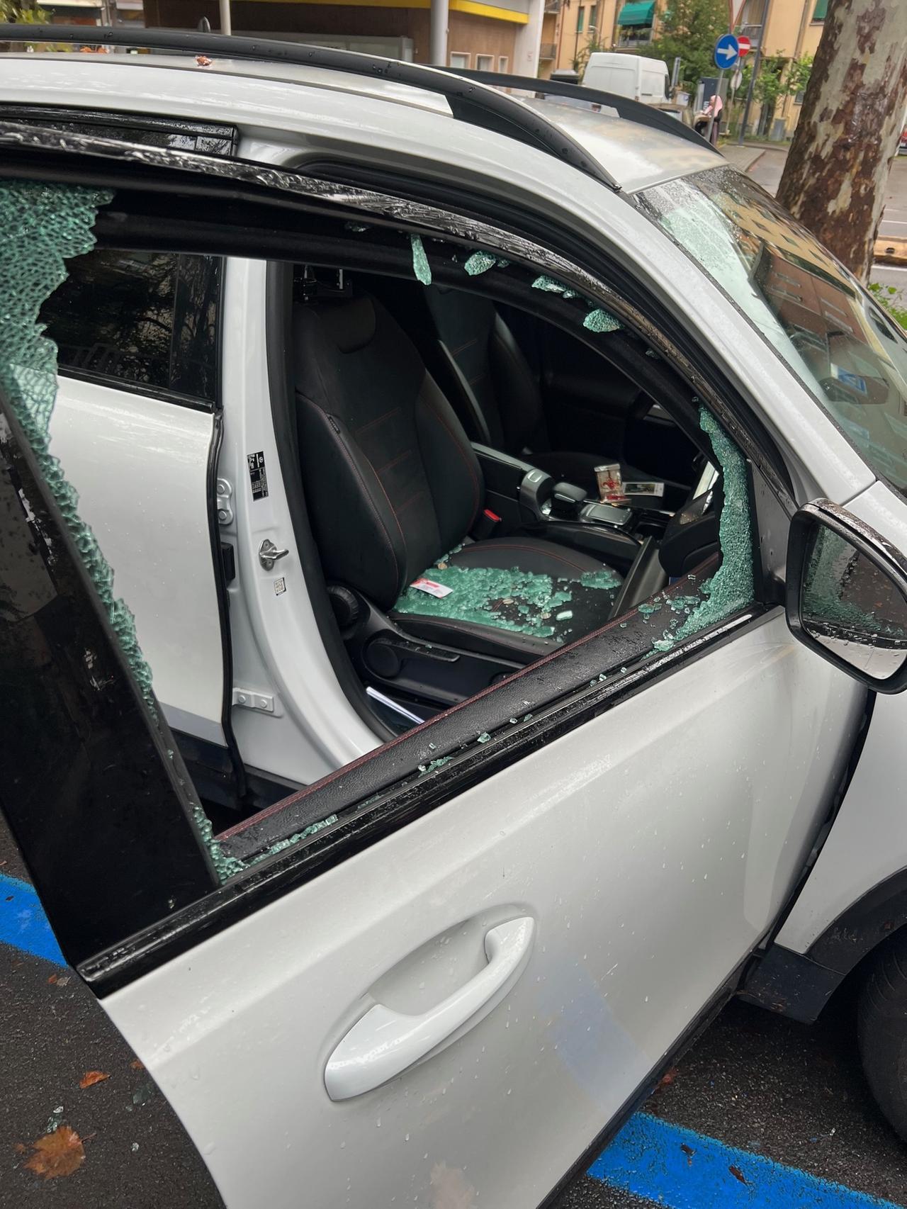 Viale Piave: auto danneggiate e vetri infranti