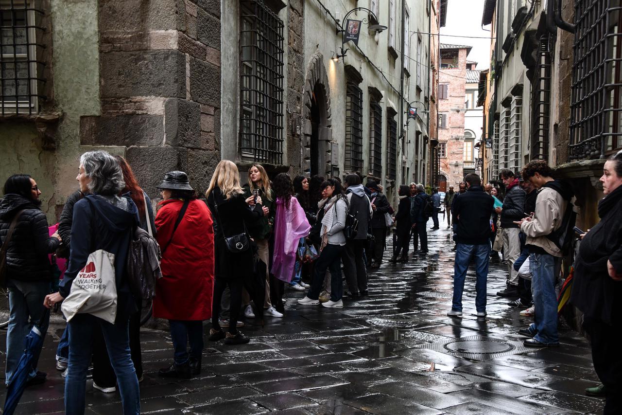 
	Le persone in fila per i provini


