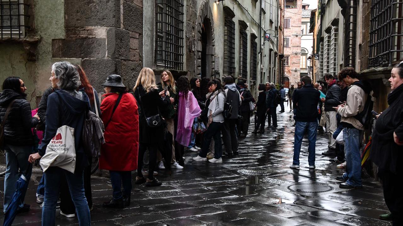 Le persone in fila per i provini
