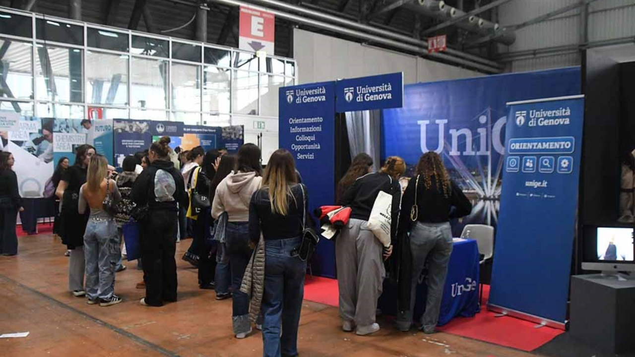 Studenti di fronte a uno stand dell’università (Fotoservizio