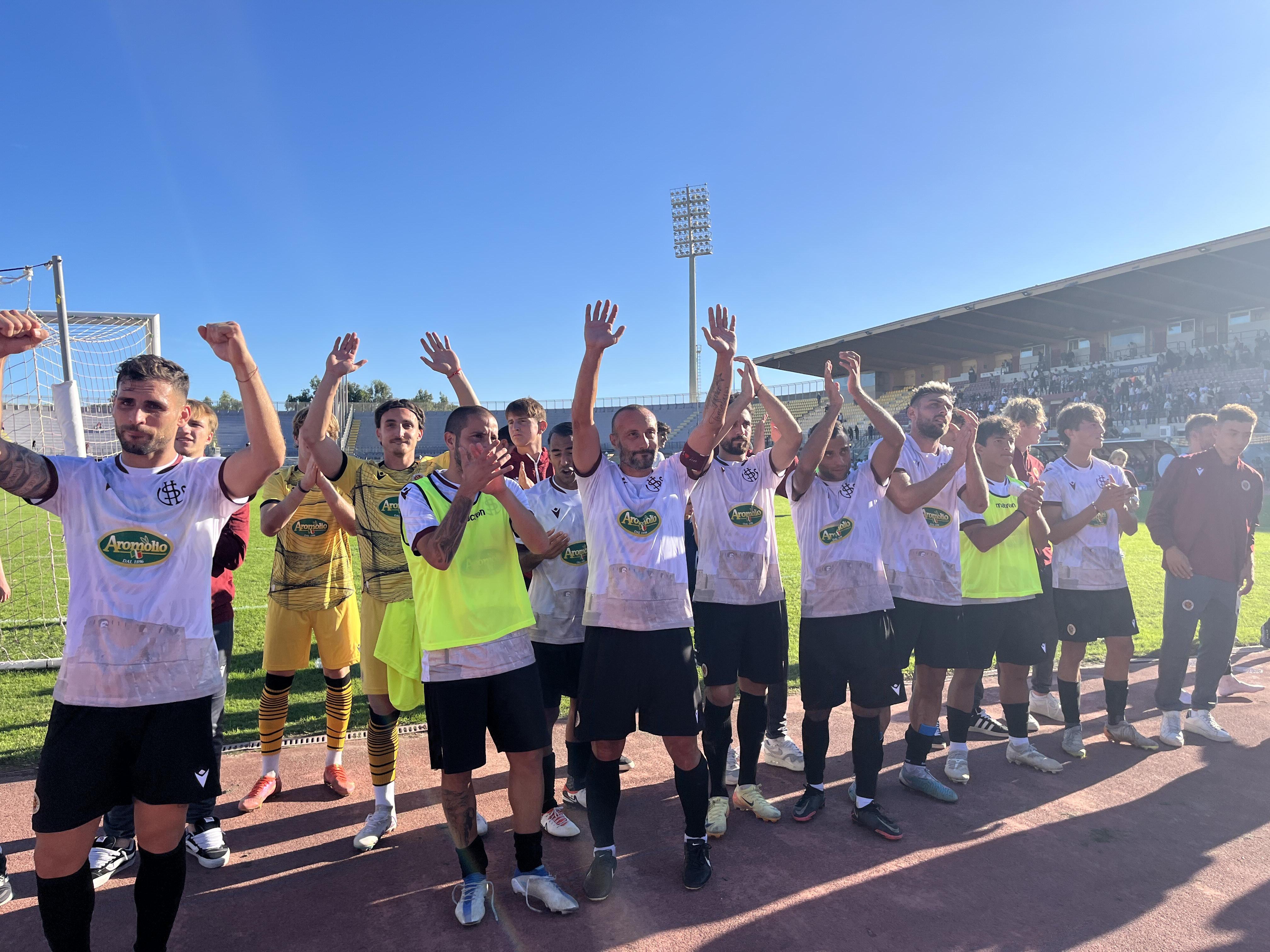 I giocatori amaranto festeggiano la vittoria contro il Grosseto di domenica scorsa (foto Franco Silvi)