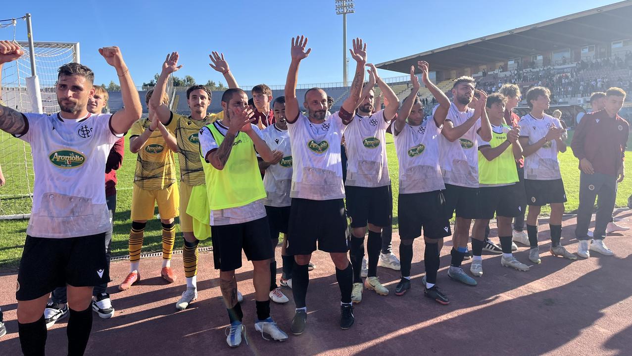I giocatori amaranto festeggiano la vittoria contro il Grosseto di domenica scorsa (foto Franco Silvi)