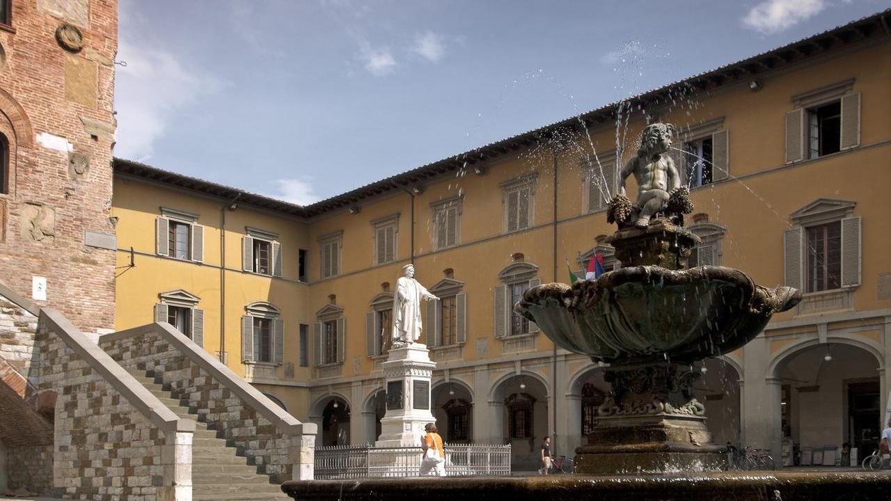 Il palazzo comunale di Prato