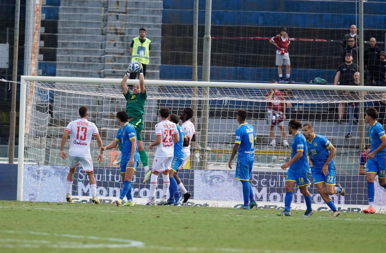Il portiere Bleve in presa