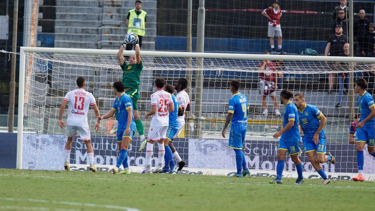 Il portiere Bleve in presa