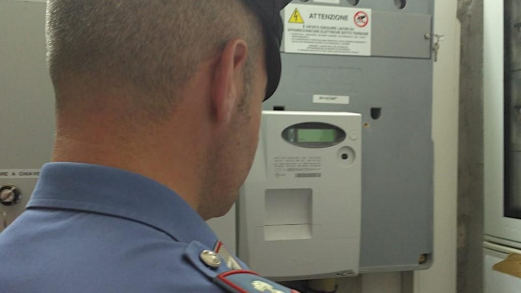 Serri, anziano solo e senza corrente: chiama in lacrime i carabinieri e gli riattivano il contatore