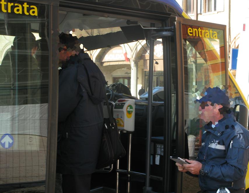 Accompagna in corriera una 15enne disabile: multa anche se hanno l’abbonamento