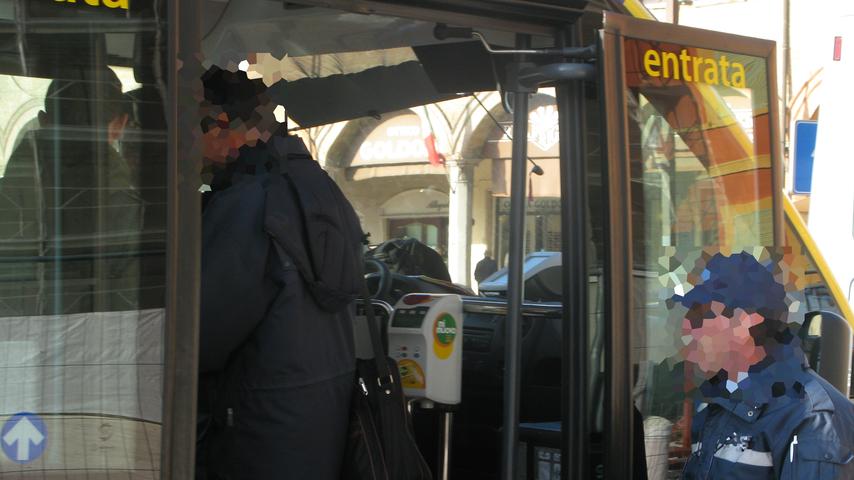 Accompagna in corriera una 15enne disabile: multa anche se hanno l’abbonamento