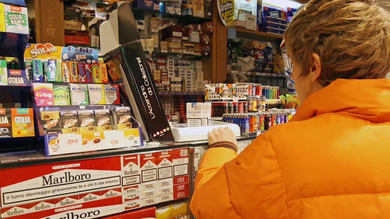 Stangata sigarette in arrivo: 5 euro in più a pacchetto per finanziare la Sanità