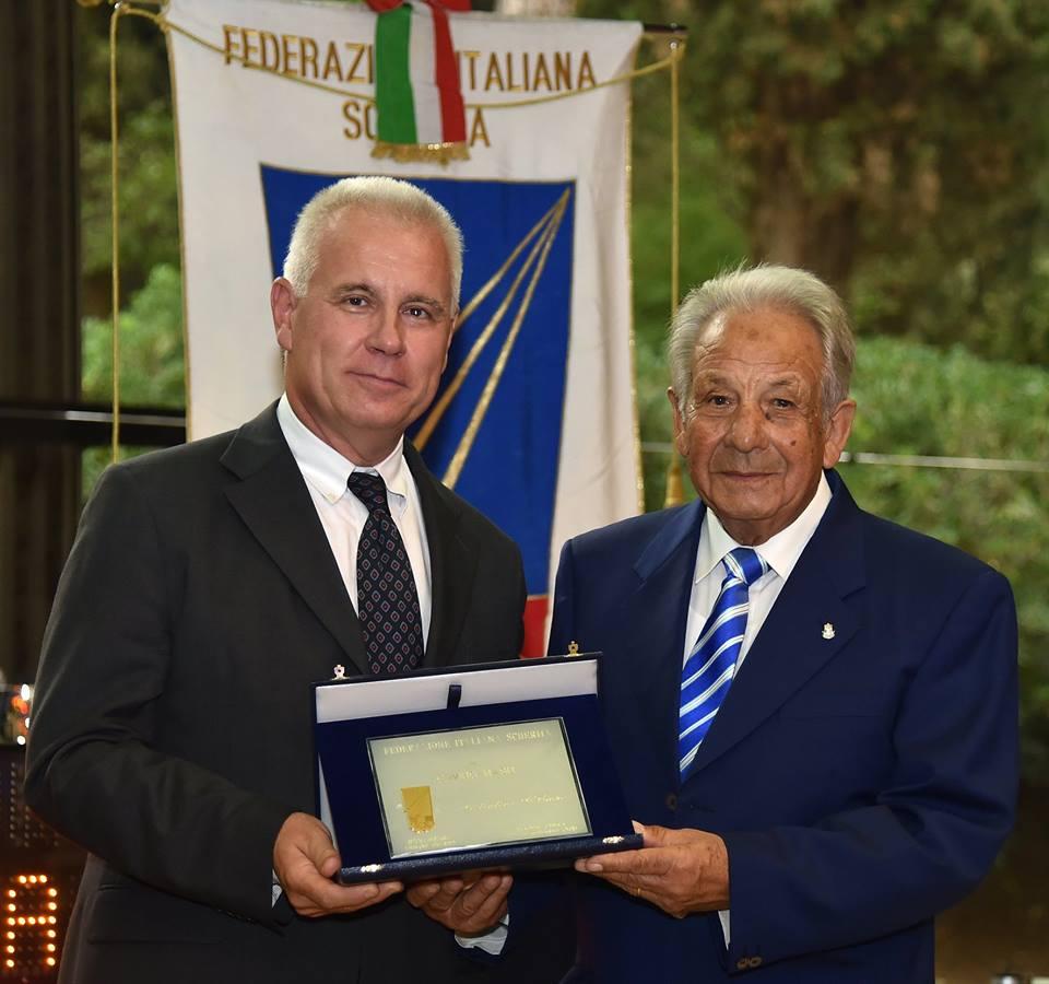 
	Gavino Masu (a destra nella foto) riceve il distintivo d'onore della Federscherma

