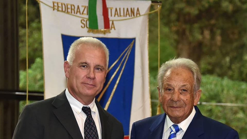 Gavino Masu (a destra nella foto) riceve il distintivo d'onore della Federscherma
