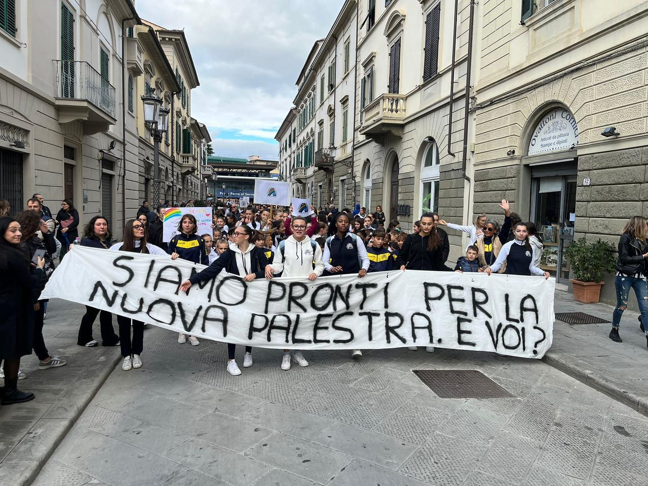 
	La protesta degli atleti-studenti per il cantiere lumaca della palestra di via Dossetti


