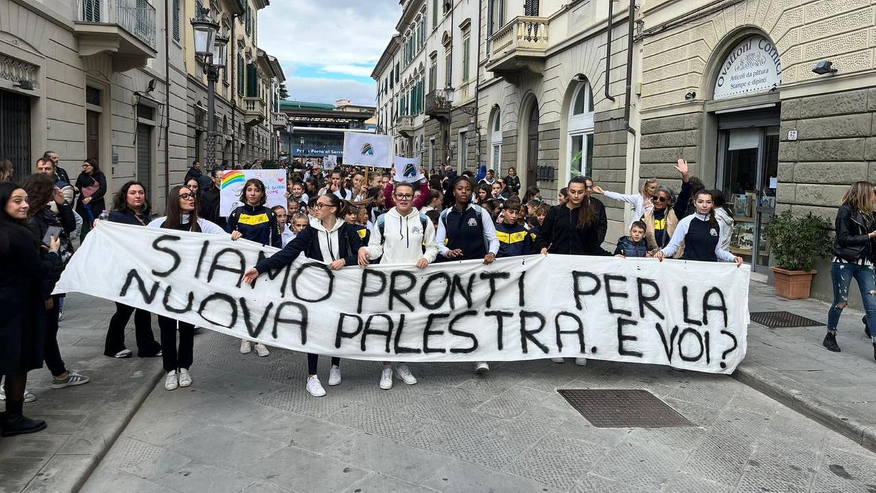 La protesta degli atleti-studenti per il cantiere lumaca della palestra di via Dossetti