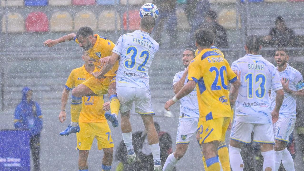 Un'azione di Frosinone-Carrarese
