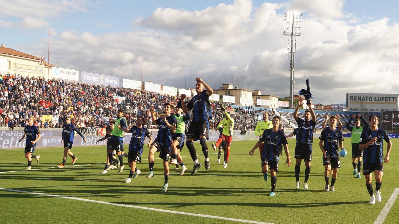 La festa dei nerazzurri a fine partita (foto Muzzi)